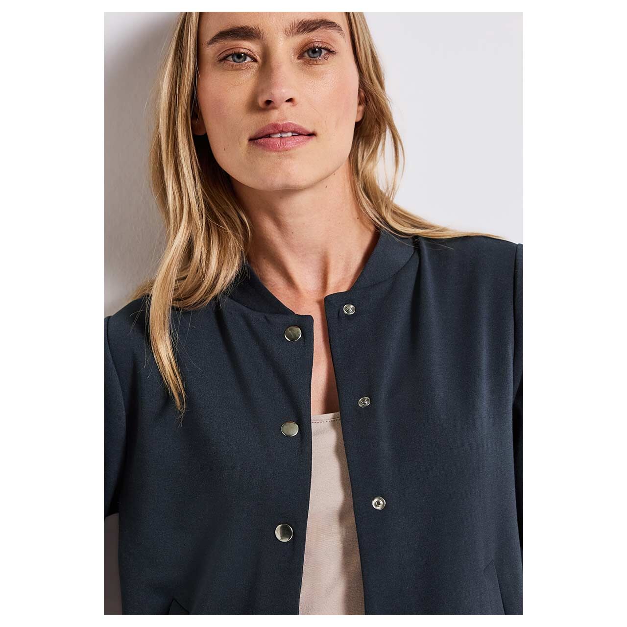 Damen Sweatjacke Short Jacket von Street One in Dunkelblau, detaillierte Oberkörperansicht am Model