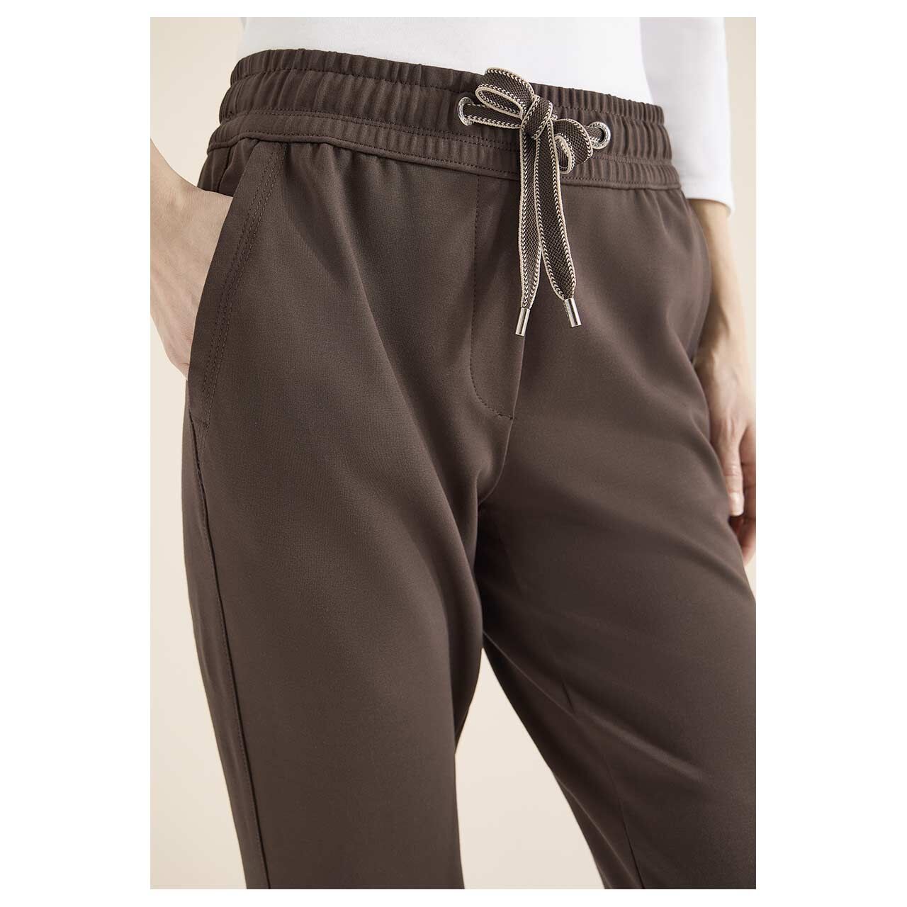 Damen Hose Tracey von Cecil in Dunkelbraun, detaillierte Vorderansicht am Model