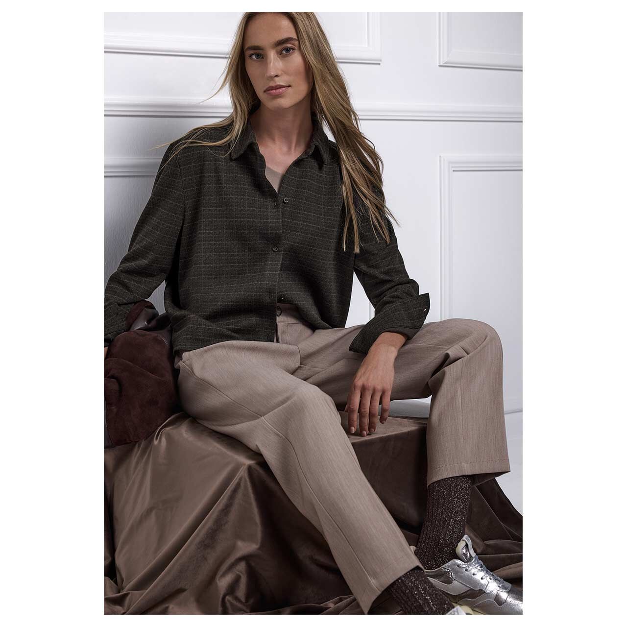 Damen Langarm Bluse Check Jaquard von Street One in Schwarz kariert, Ganzkörperansicht am sitzenden Model