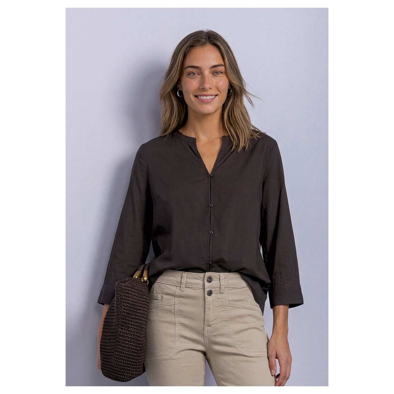 Damen 3/4 Arm Bluse Splitneck Button Detail von Street One in Dunkelbraun, detaillierte Vorderansicht am Model