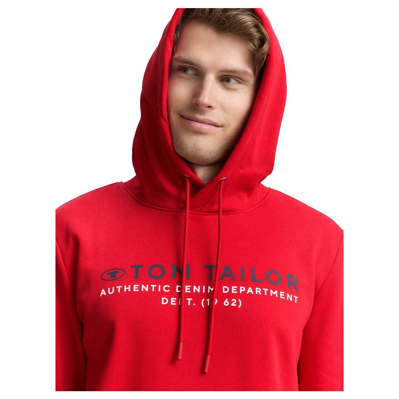 Herren Hoodie Sweatshirt von Tom Tailor in Rot mit Print, Detailansicht Oberkörper am Model