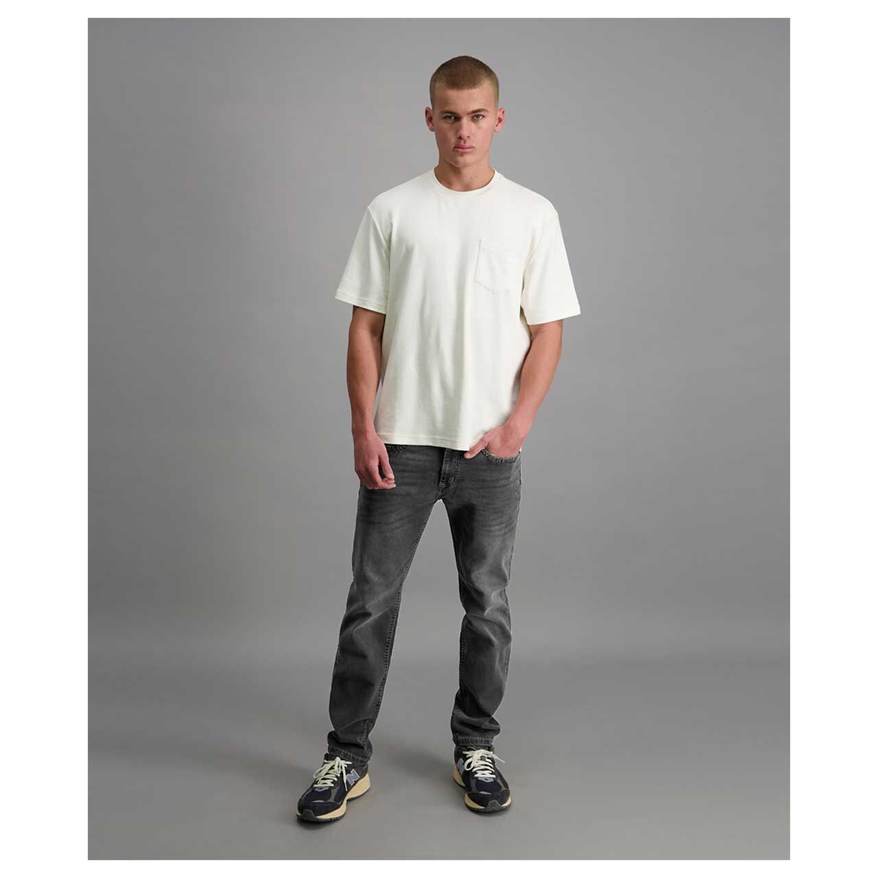 Herren Jeans Rando Megaflex von Pioneer in Dunkelgrau angewaschen, Ganzkörperansicht am Model