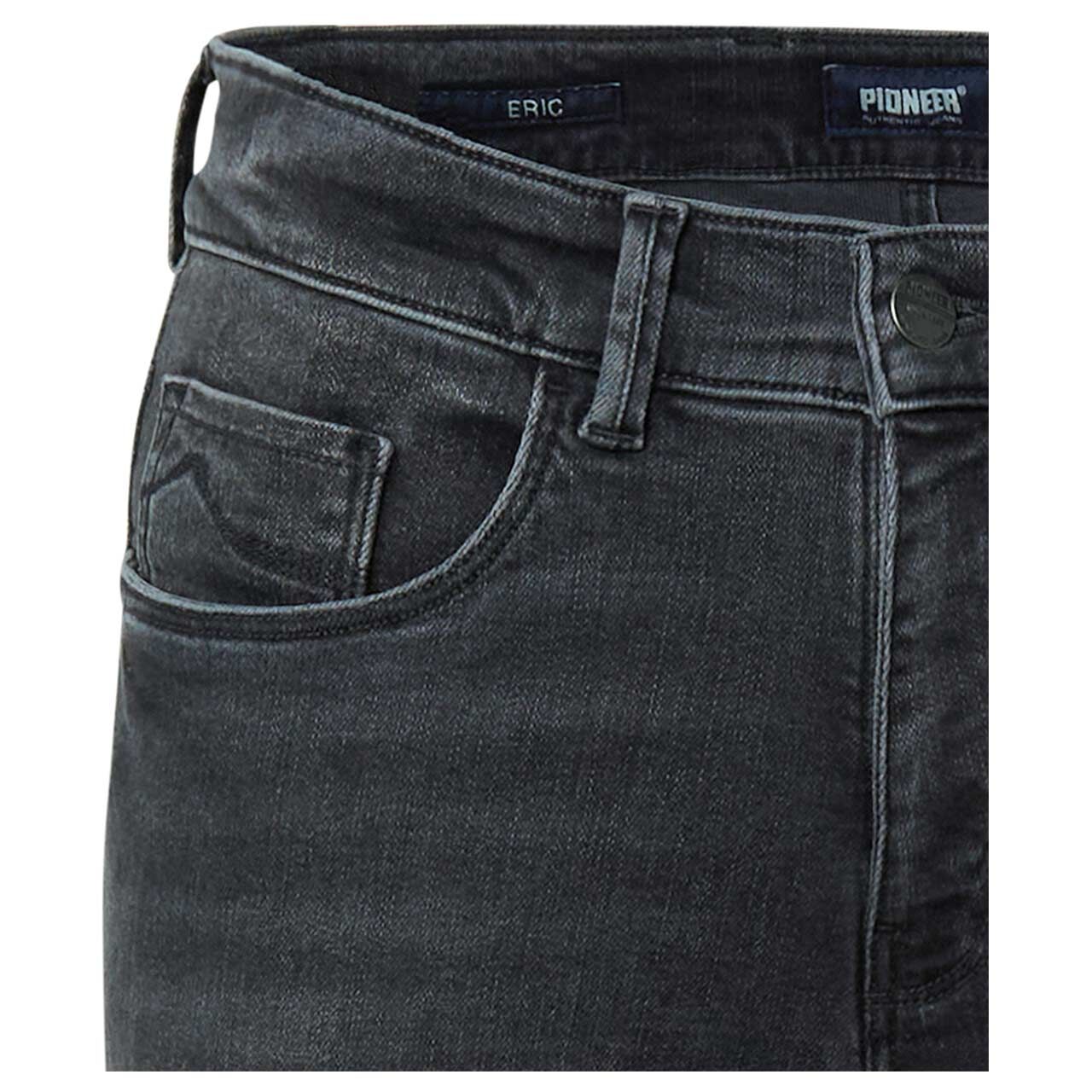 Stretch Herrenjeans Eric Megaflex in Grau verwaschen von Pioneer, Nahaufnahme Bund vorne