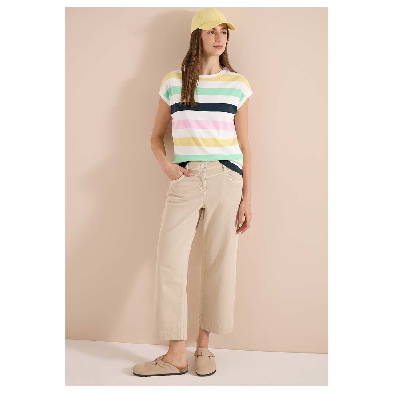 Damen T-Shirt Multistripe von Cecil in Weiß gestreift, Ganzkörperansicht am Model