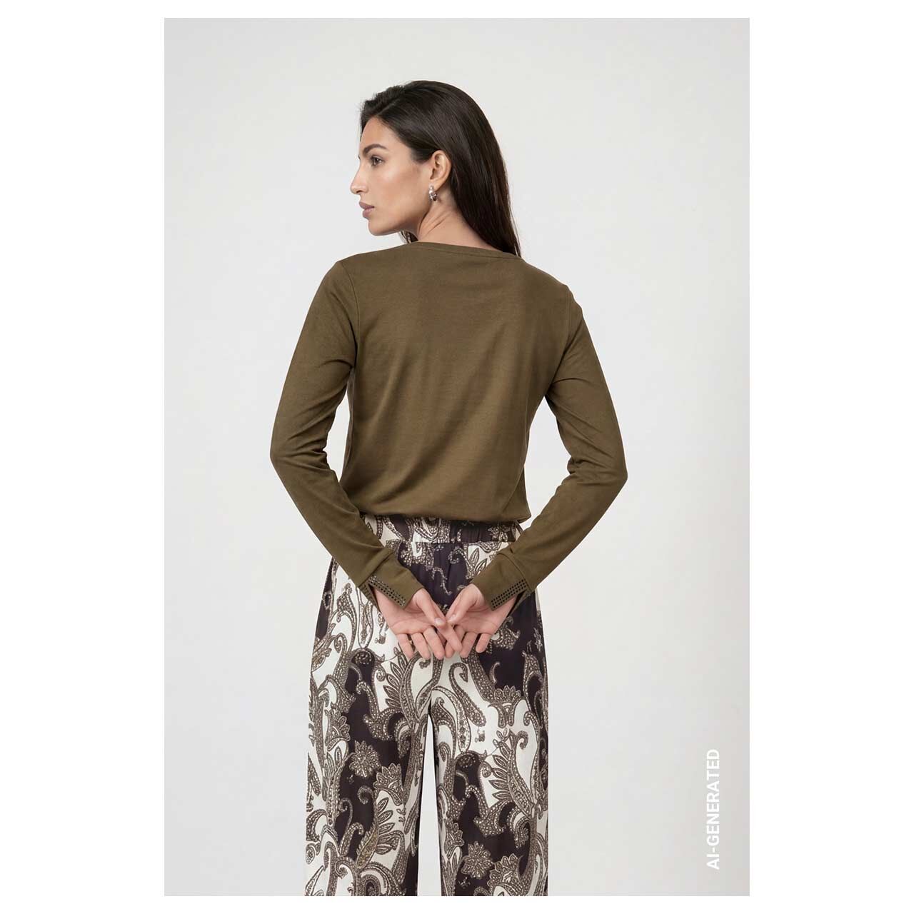 Damen Langarm Shirt von Monari in Olivgrün mit Strass, Rückansicht am Model