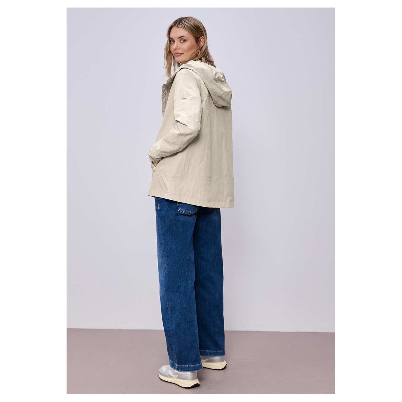 Damen Jacke Modern Windbreaker von Street One in Beige, Seitenansicht am Model