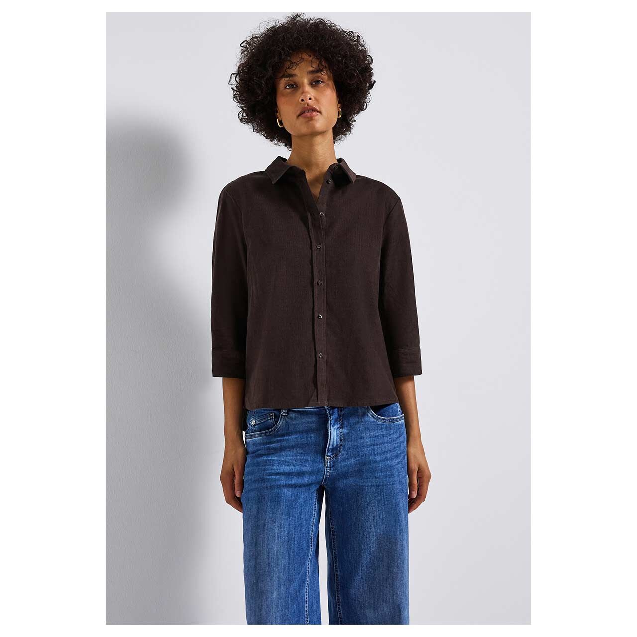 Damen 3/4 Arm Bluse Corduroy Shirtcollar von Street One in Dunkelbraun, Vorderansicht am Model