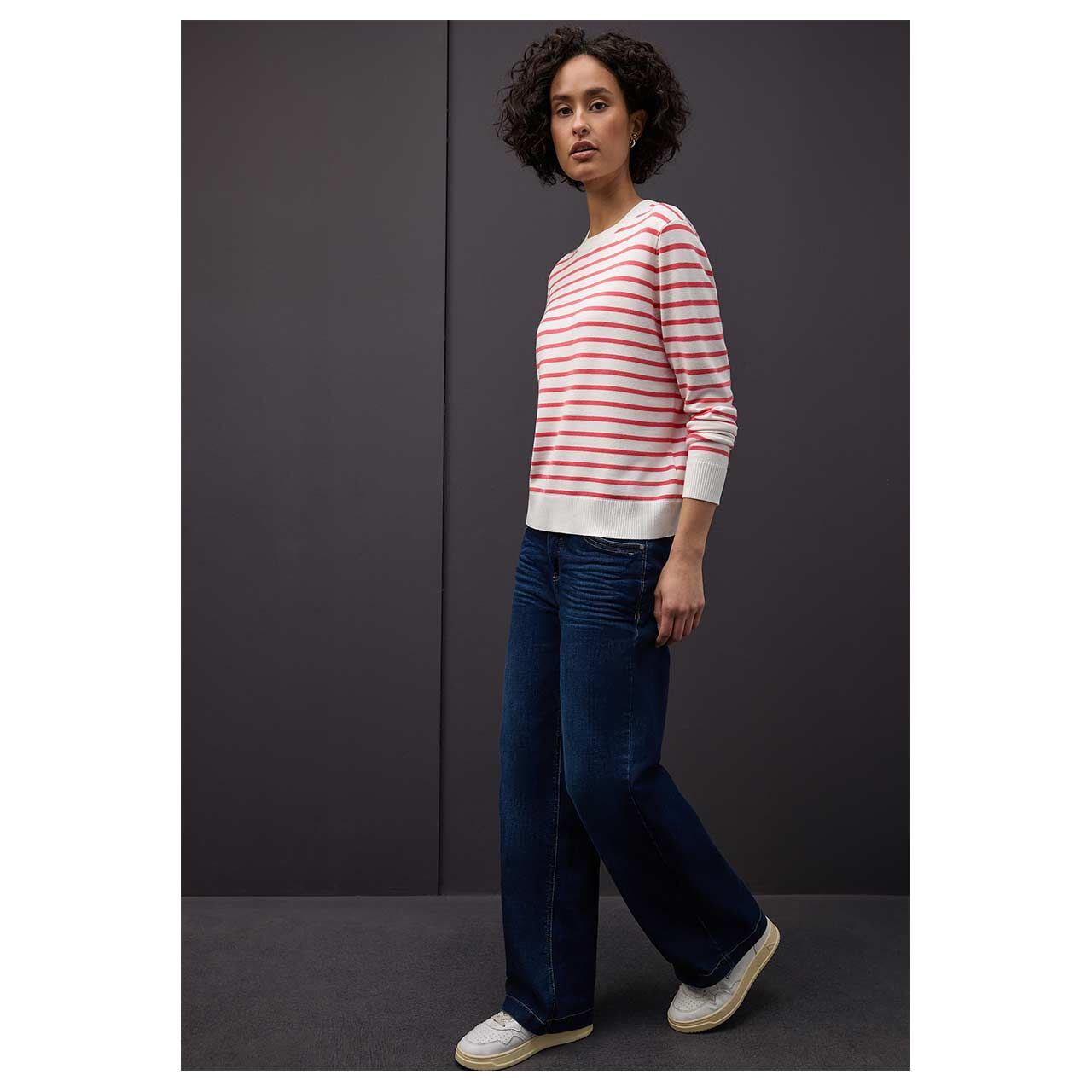 Damen Pullover Basic Sweater Stripes von Street One in Cremeweiß gestreift, Ganzkörperansicht am Model
