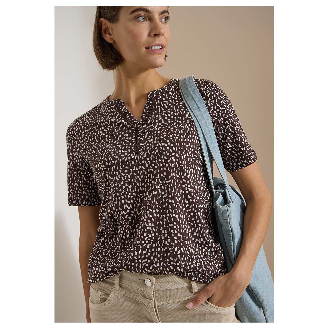Damen T-Shirt Minimal Lace Tunic von Cecil in Dunkelbraun mit Print, detaillierte Vorderansicht am Model