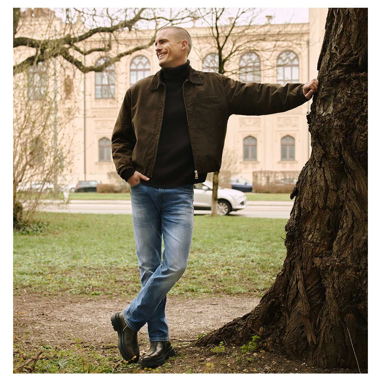 Stretch Herrenjeans Arne Pipe Driver von MAC in Blau angewaschen, Vorderansicht am Model