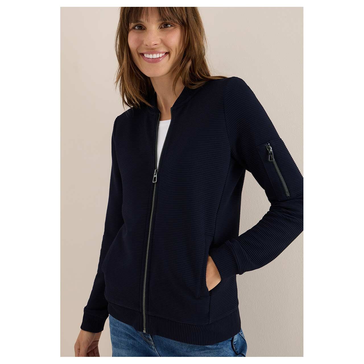 Damen Sweatjacke Ottoman von Cecil in Dunkelblau, geschlossene Vorderansicht am Model