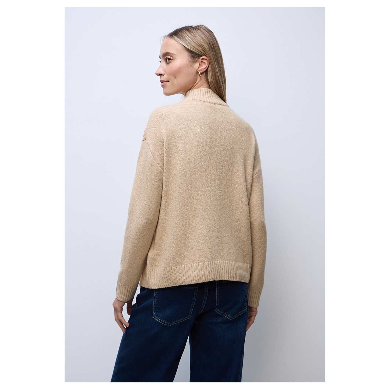 Damen Pullover Turtle Neck Cable von Street One in Beige, Rückansicht am Model