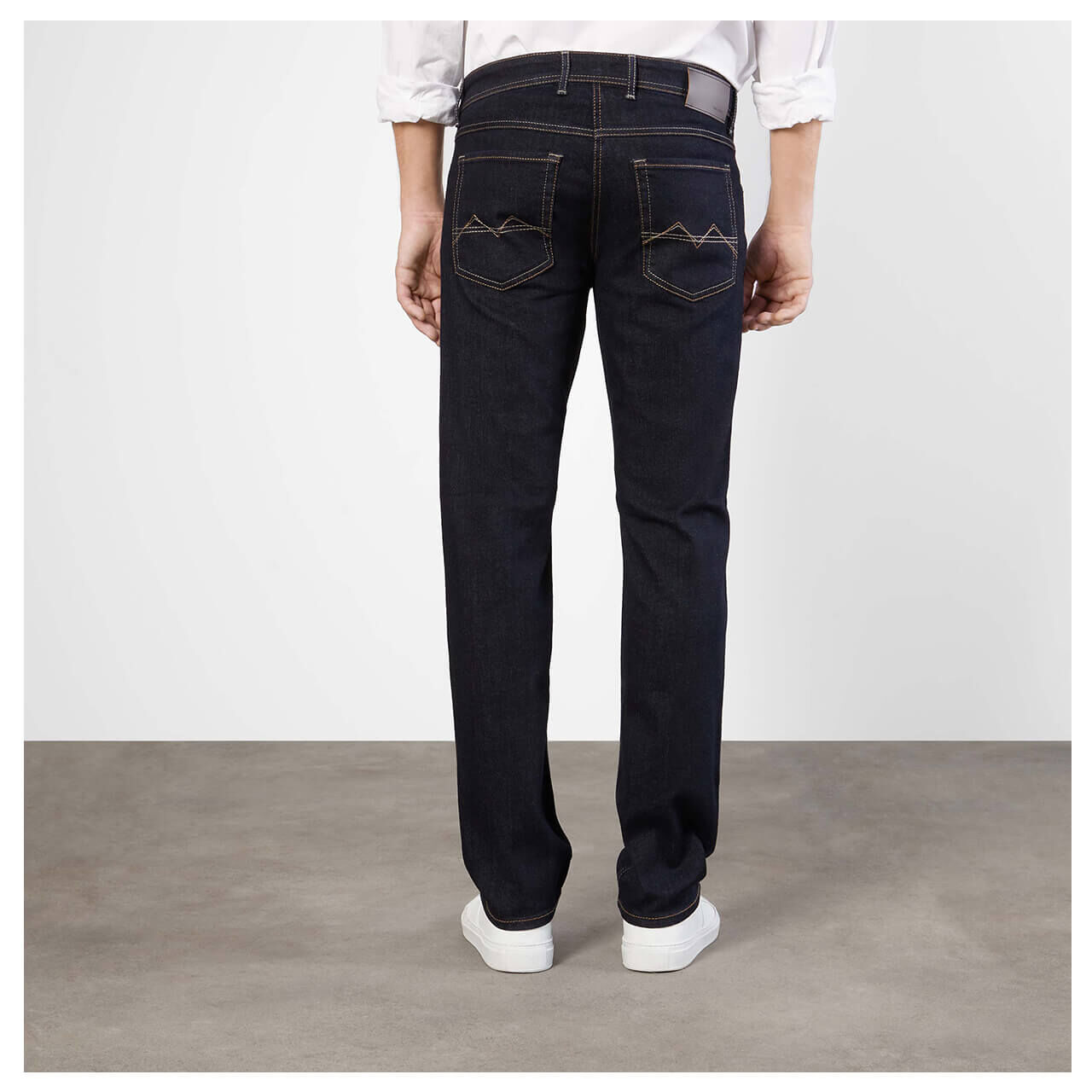 mac-arne-jeans-darkblue-modelhinten Stretch Herrenjeans Arne von MAC in Dunkelblau, Rückansicht