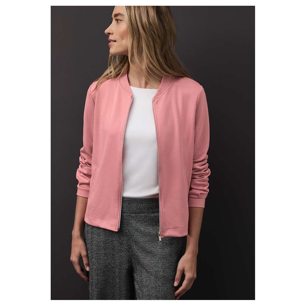 Damen Shirtjacke Shiny Interlock Jacket von Street One in Rosa, Vorderansicht am Model