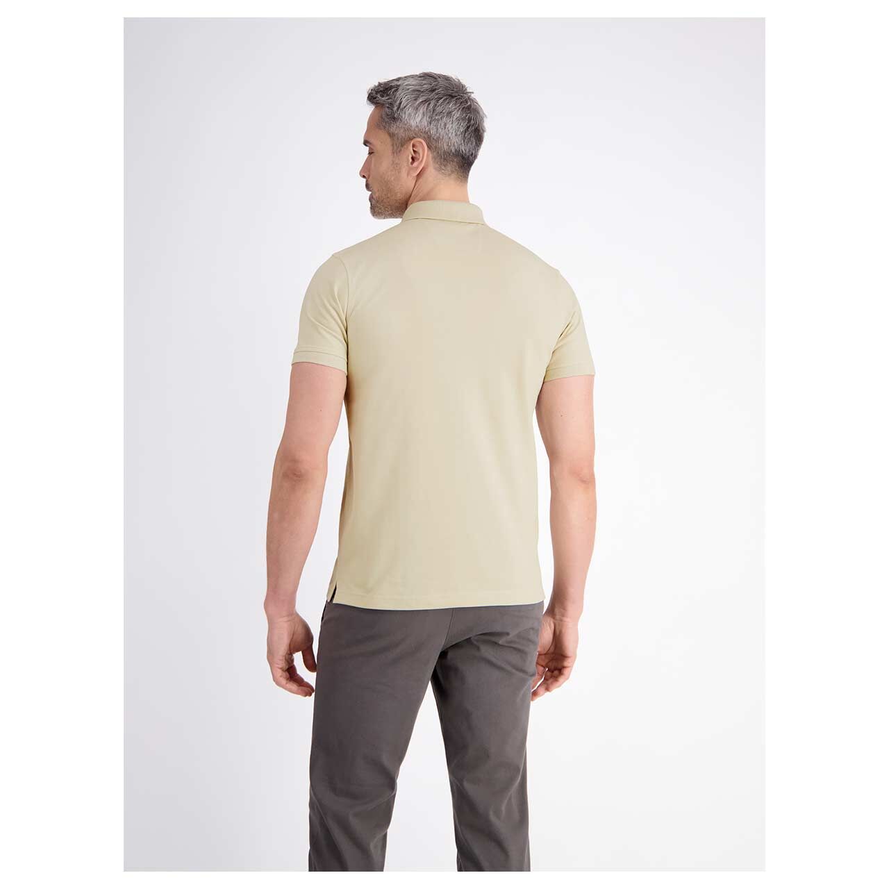 Herren Piqué Poloshirt von Lerros in Hellbeige mit der Farbnummer 108, Rückansicht am Model
