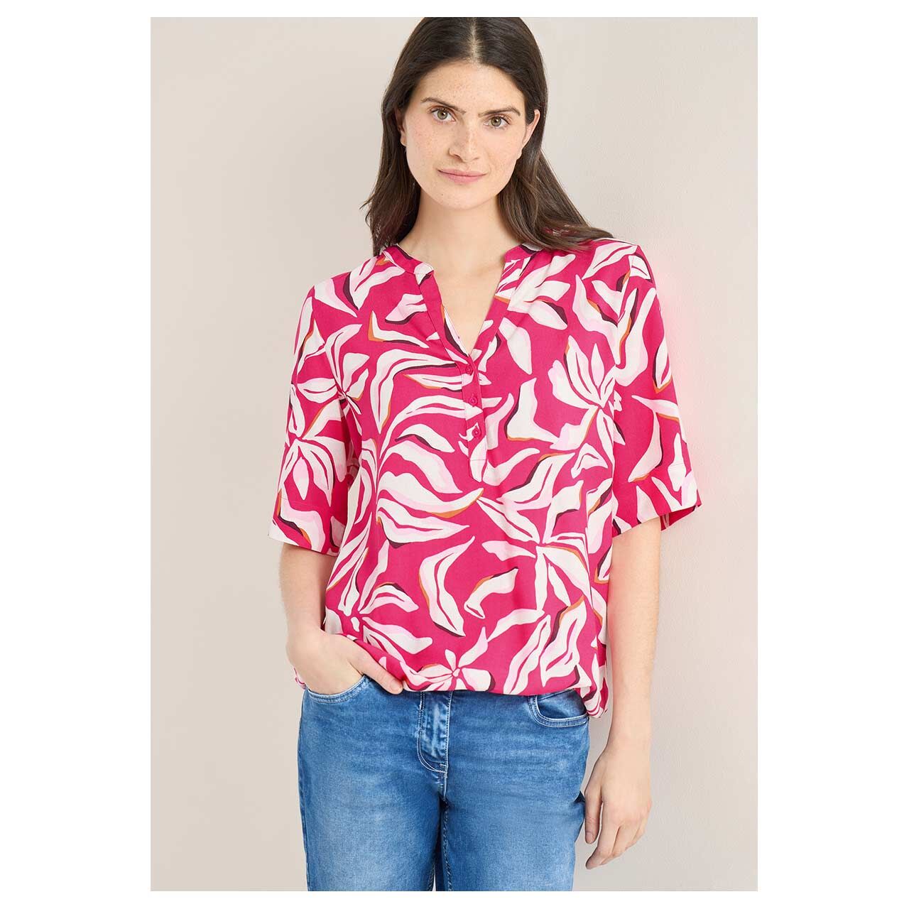Damen 3/4 Arm Bluse Splitneck Print von Cecil in Pink mit Print, detaillierte Vorderansicht am Model