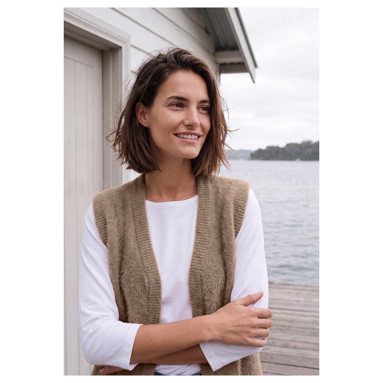 Damen Strickweste Open Feather Yarn Vest von Cecil in Hellbraun, detaillierte Vorderansicht am Model