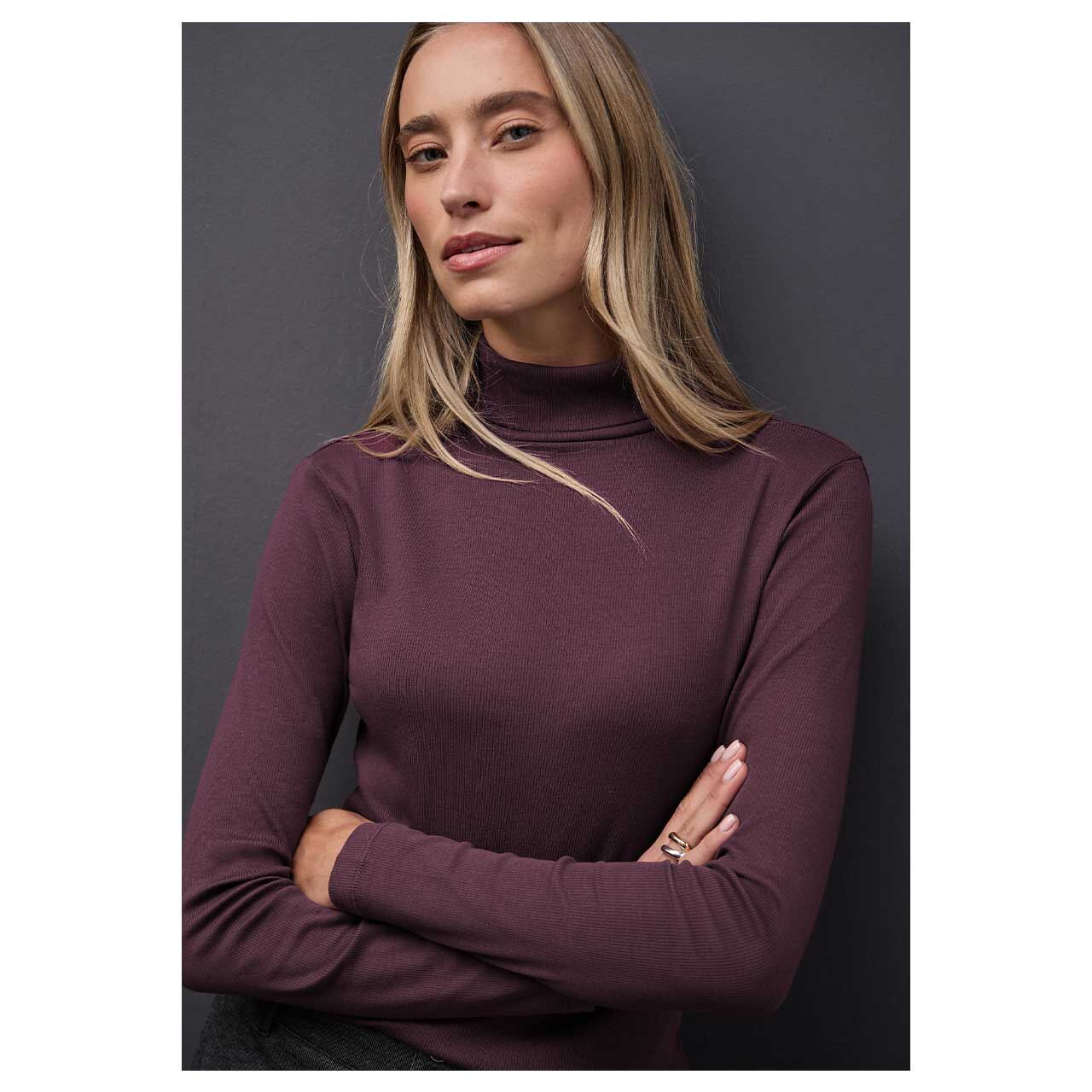 Damen Rollkragenshirt von Street One in Lila, detaillierte Vorderansicht am Model