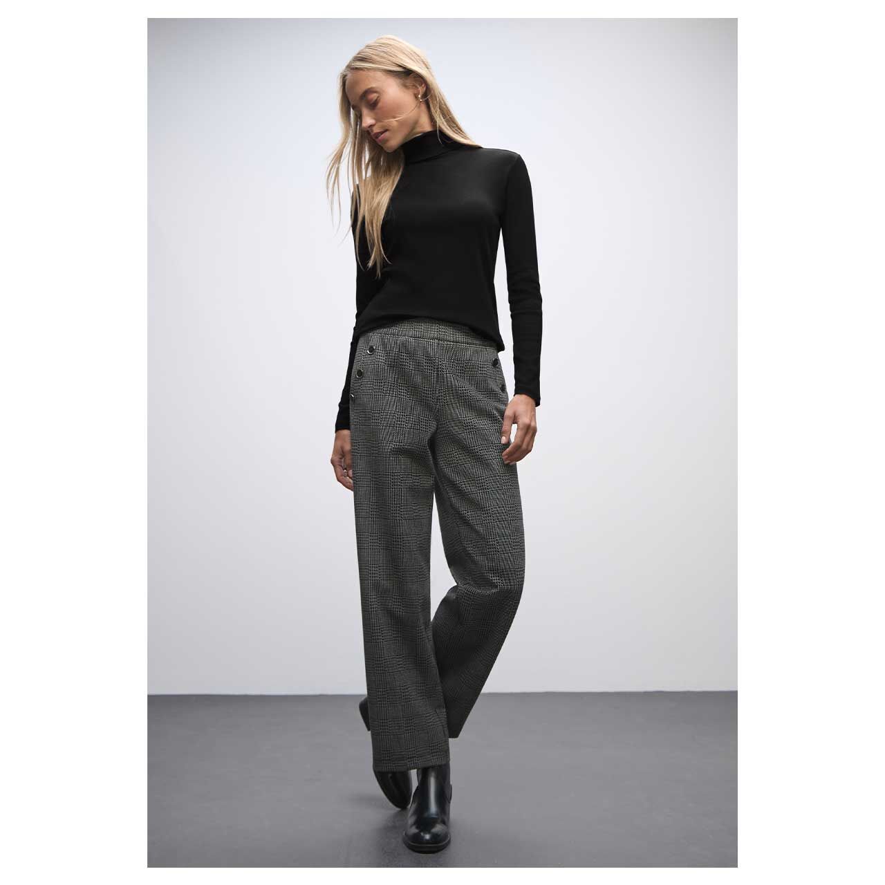 Damen Rollkragenshirt von Street One in Schwarz, Vorderansicht am posierenden Model