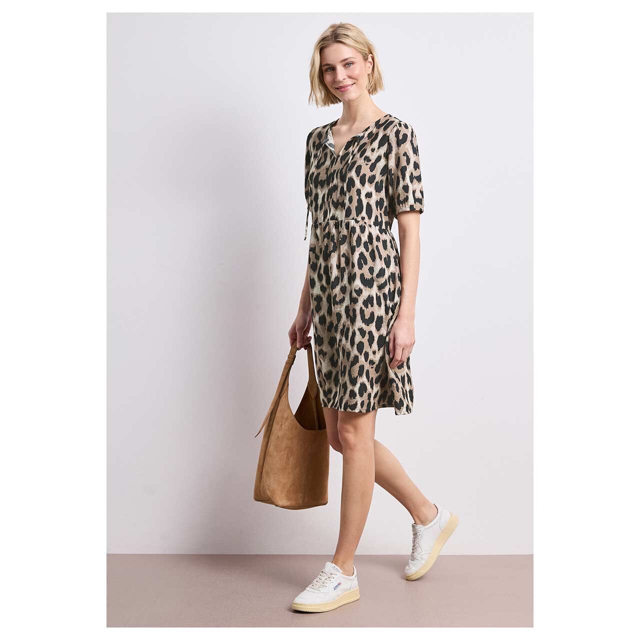 Damen Kurzarm Kleid Tunic Dress von Stret One in Beige mit Print, Ganzkörperansicht am Model