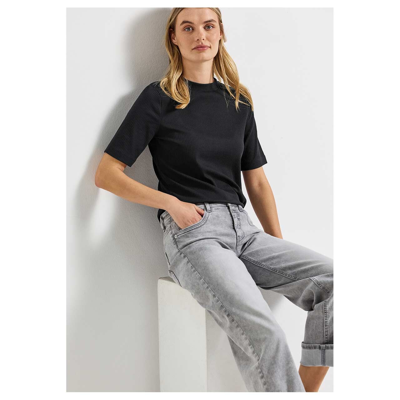 Damen T-Shirt Rib Turtle Neck von Street One in Schwarz, Vorderansicht am Model