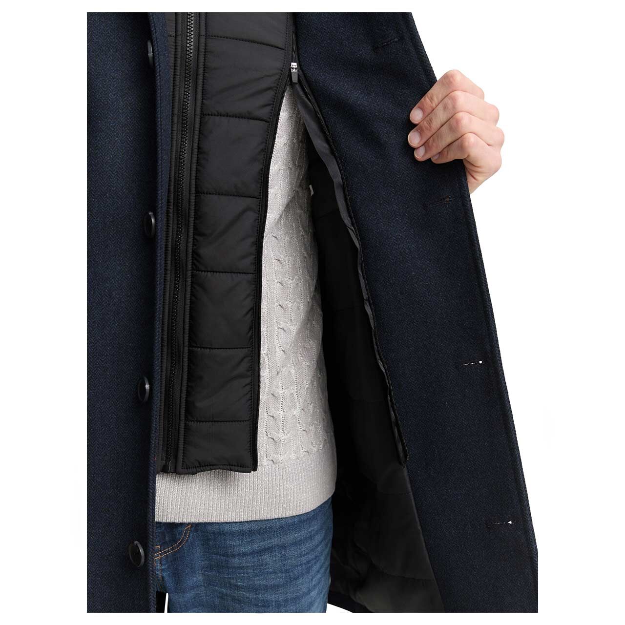 Herren Mantel Wool Coat 2 in 1 von Tom Tailor in Dunkelblau mit Print, Detailansicht am Model