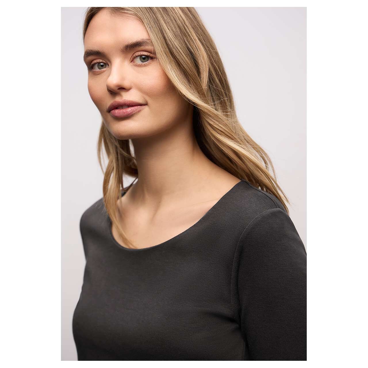 Damen 3/4 Arm Shirt Pania von Street One in Dunkelbraun, detaillierte Vorderansicht am Model