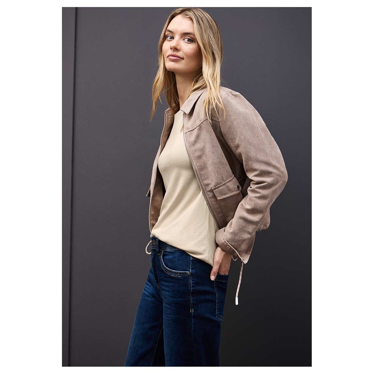 Damen Langarm Shirt Lanea von Street One in Beige, Seitenansicht am Model