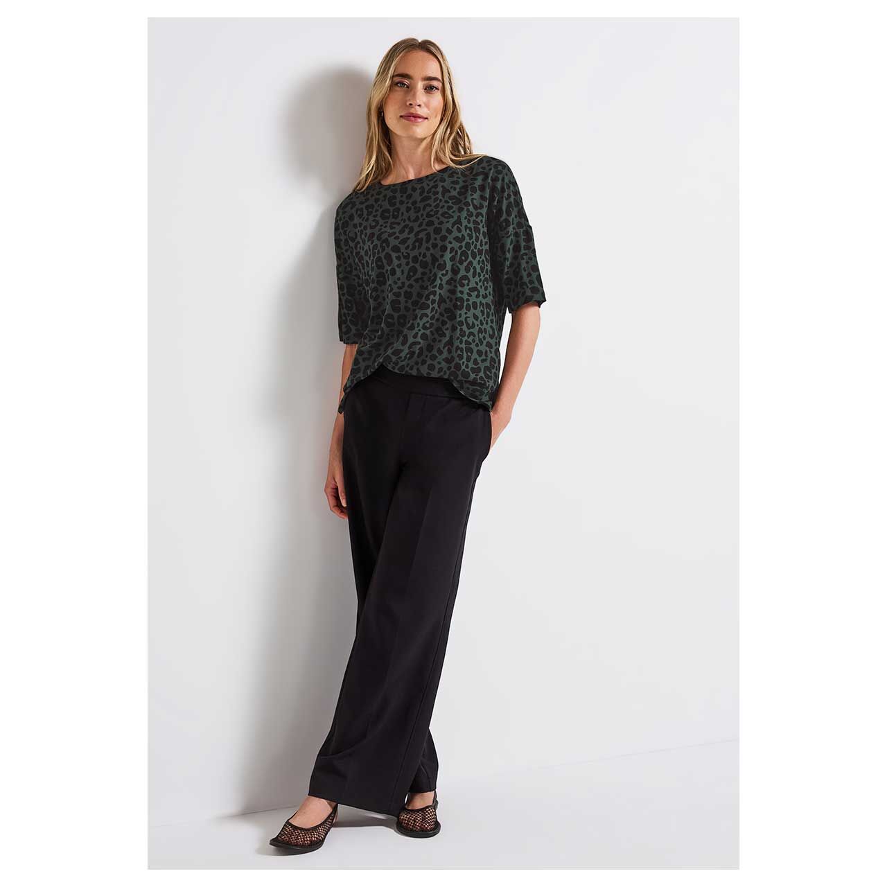 Damen T-Shirt Crista von Street One in Dunkelgrün mit Leo-Print, Ganzkörperansicht Outfit Modell