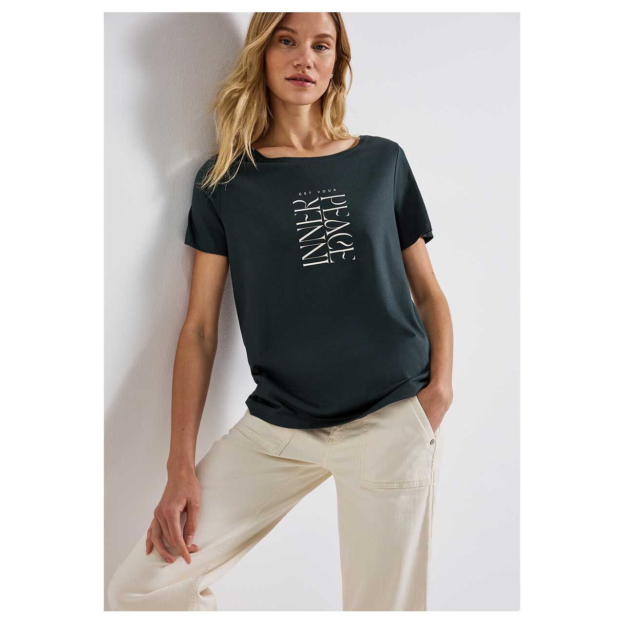 Vorderansicht im Detail des getragenen Damen T-Shirt von Street One in Dunkelgrün mit Print