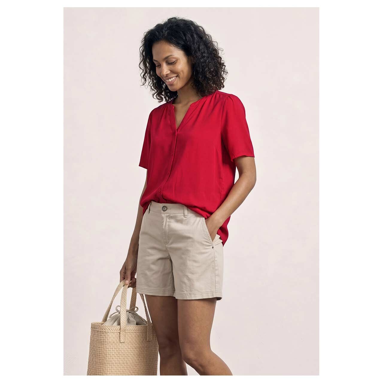Damen Kurzarm Bluse Splitneck von Street One in Rot, detaillierte Seitenansicht am Model