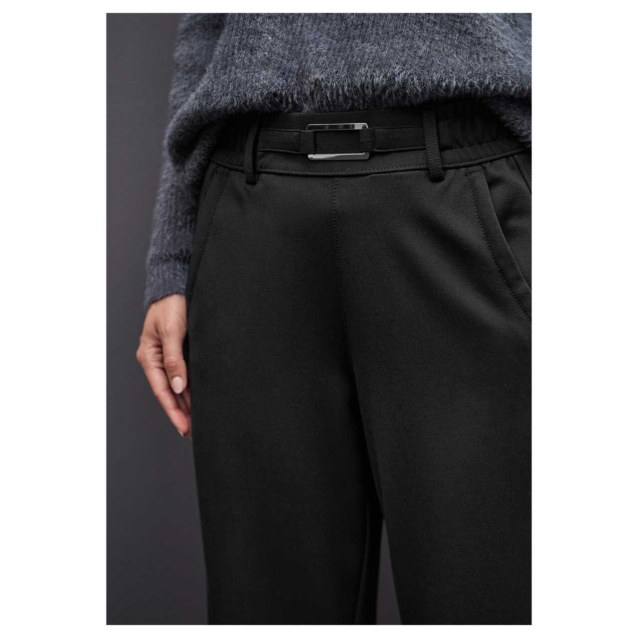 Stretch Damenhose Buckle Straight Leg von Street One in Schwarz, detaillierte Vorderansicht am Model