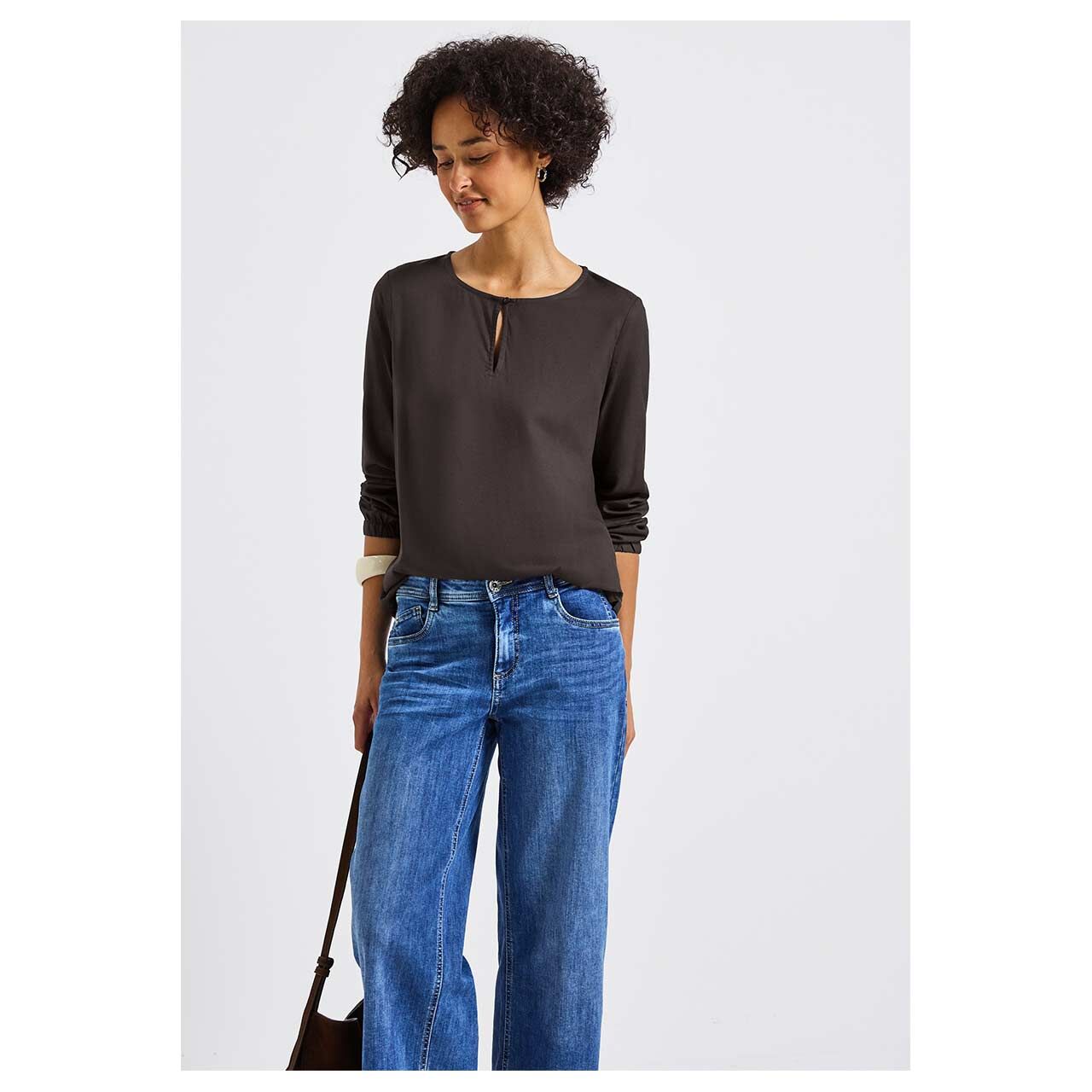 Damen Langarm Bluse Roundneck Slit von Street One in Dunkelbraun, Ganzkörperansicht gestylt