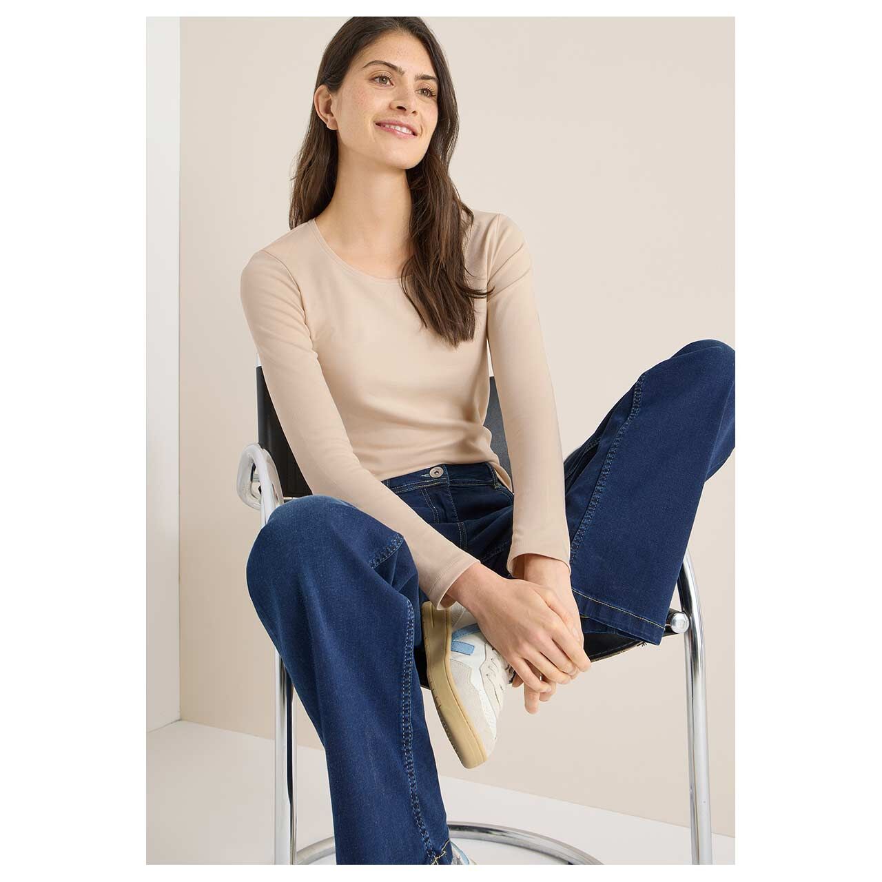 Damen Langarm Shirt Pia von Cecil in Hellbeige, Ganzkörperansicht am sitzenden Model