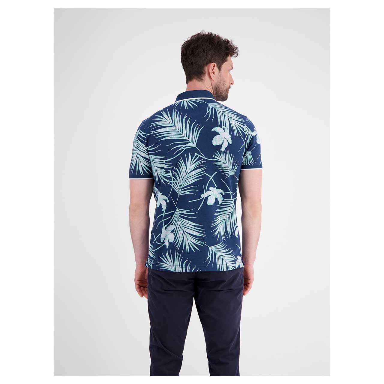 Rückansicht des getragenen Herren Piqué Poloshirts von Lerros in Blau mit Print 