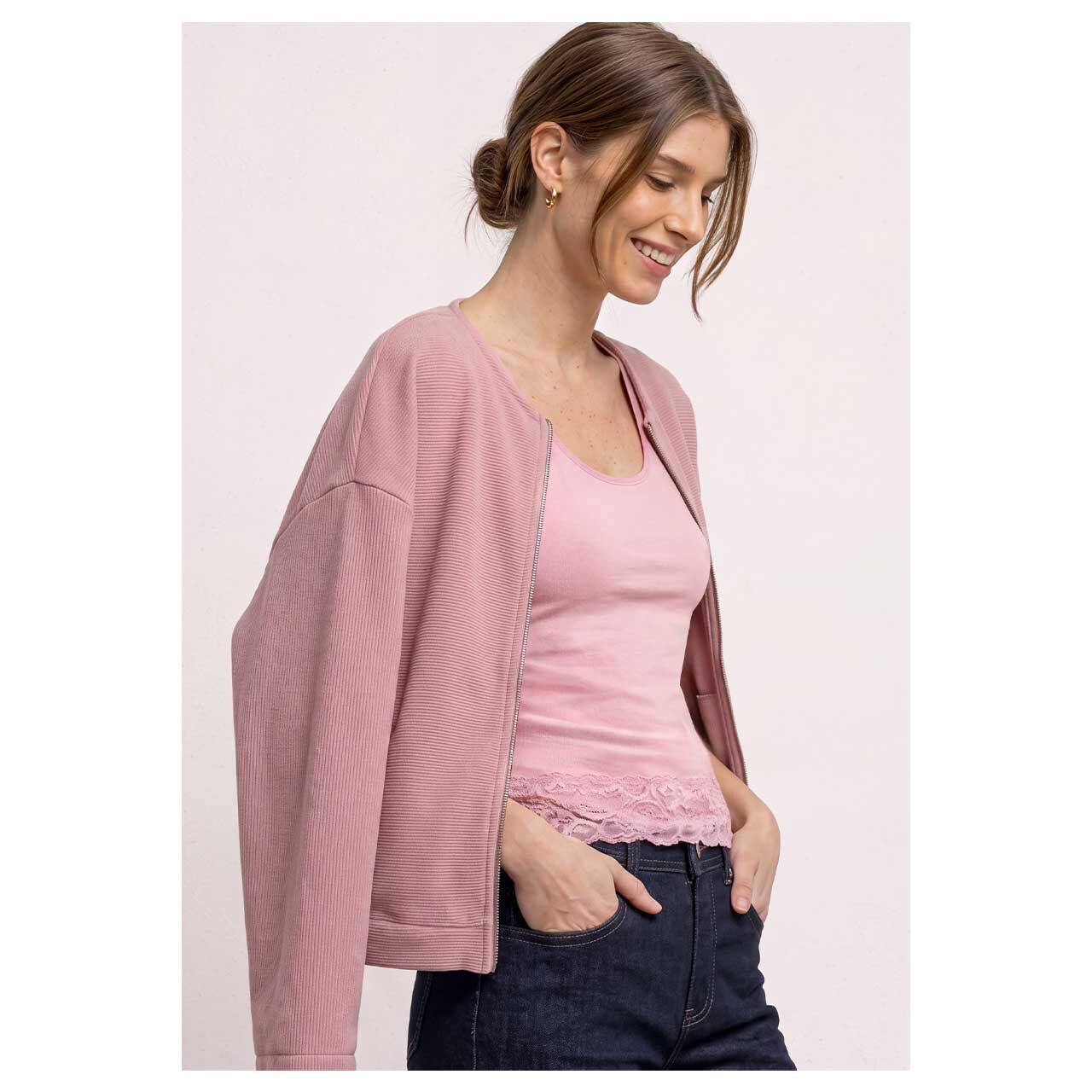 Damen Top Basic Lace Cuff von Street One in Rosa, seitliche Vorderansicht am Model