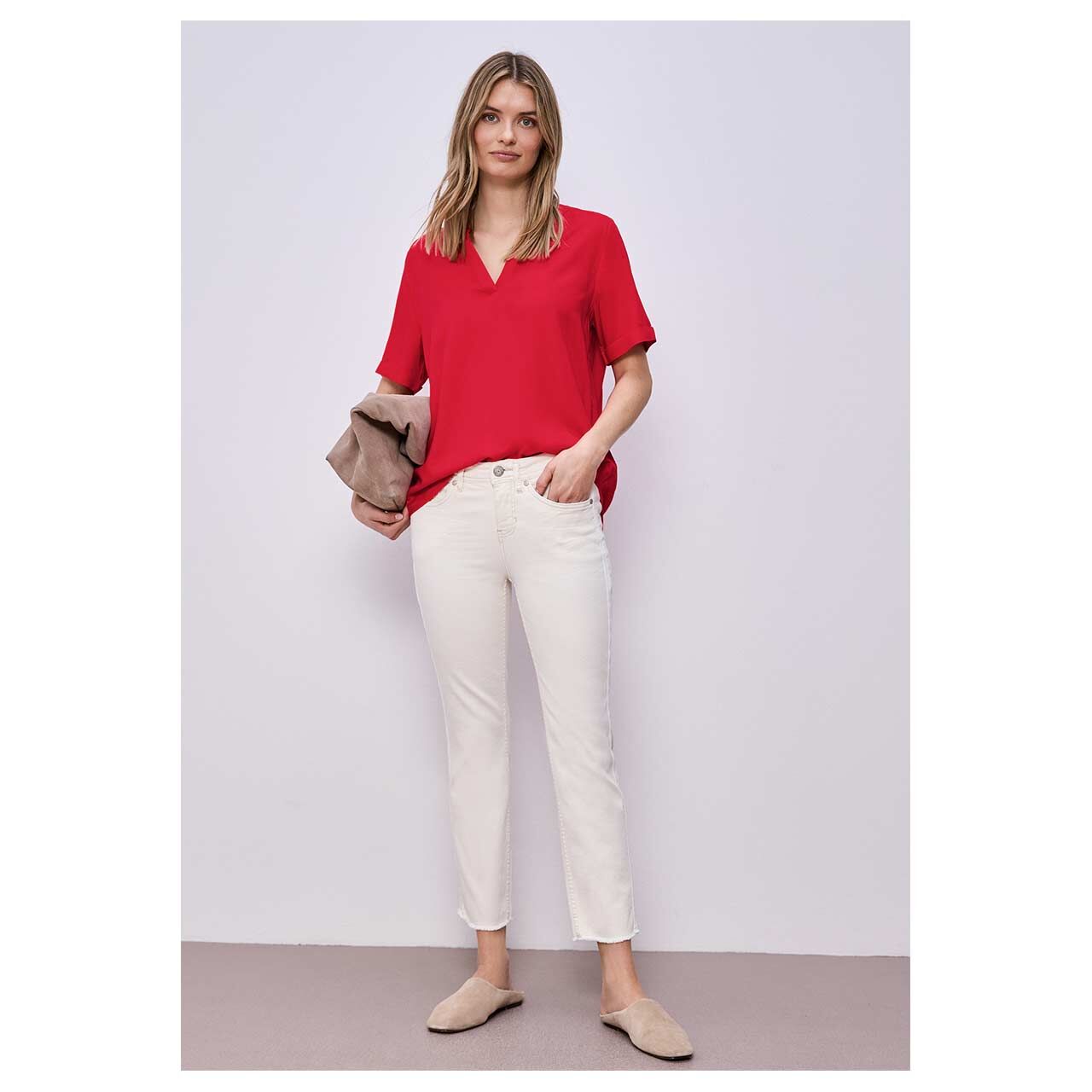 Damen Kurzarm Bluse Splitneck Turn-Up von Street One in Rot, Ganzkörperansicht am Model