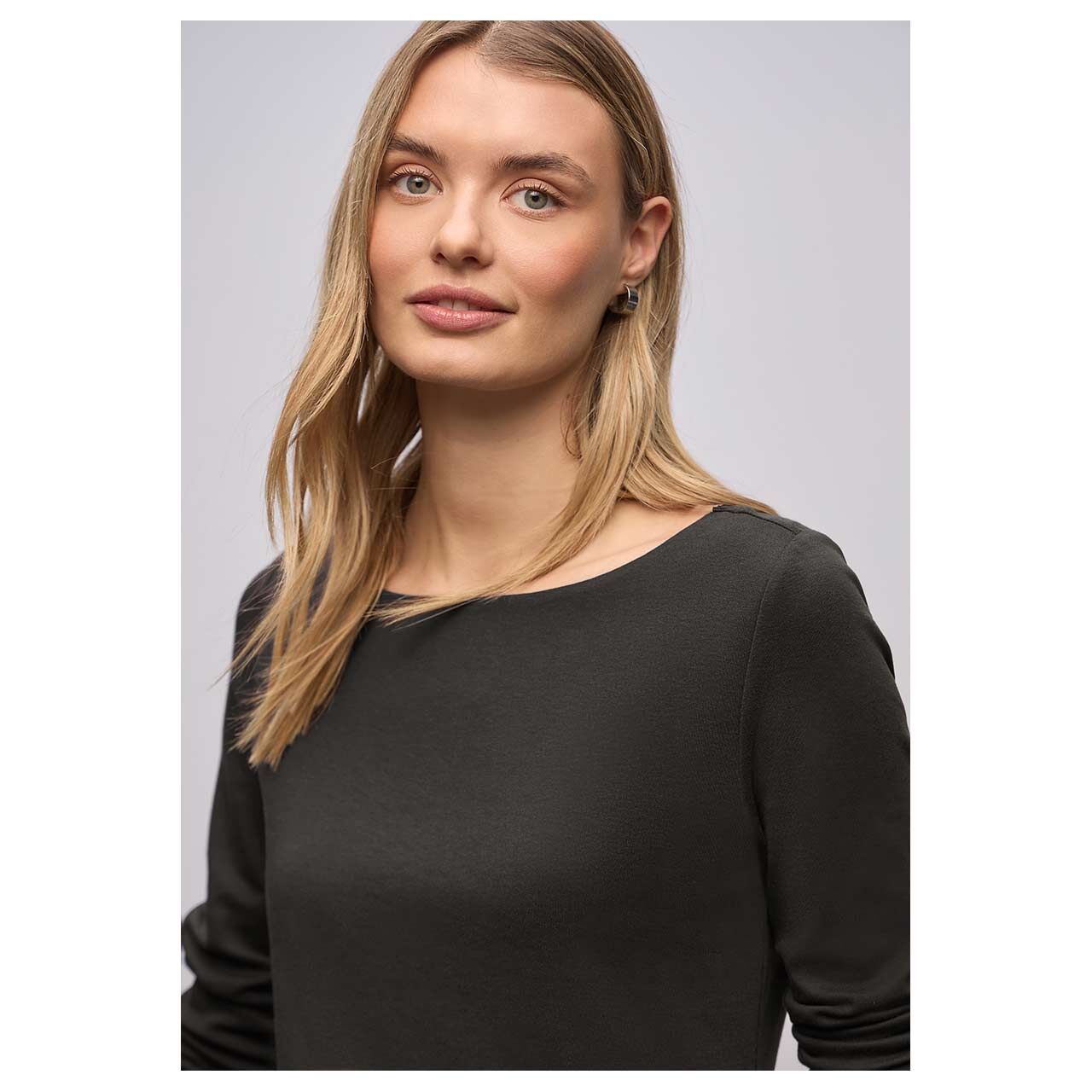 Damen Langarm Shirt Lanea von Street One in Dunkelbraun, Detailansicht am Model
