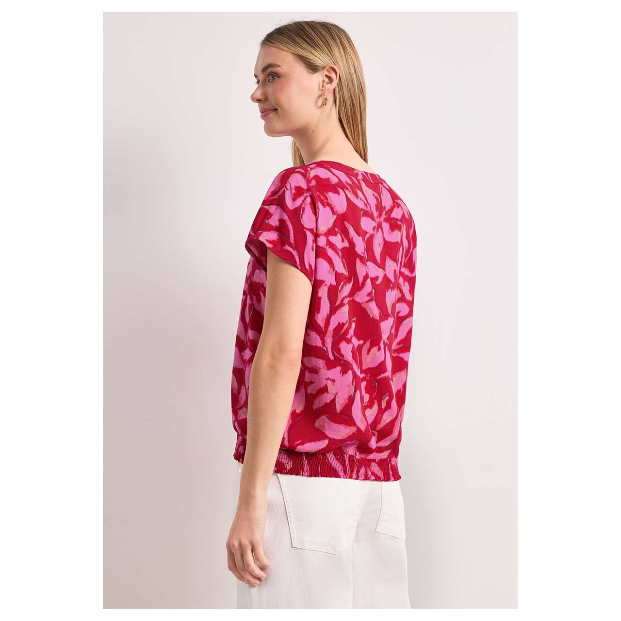 DDamen Kurzarm Bluse Splitneck Smokdetail von Street One in Rot mit Print, Rückansicht am Model