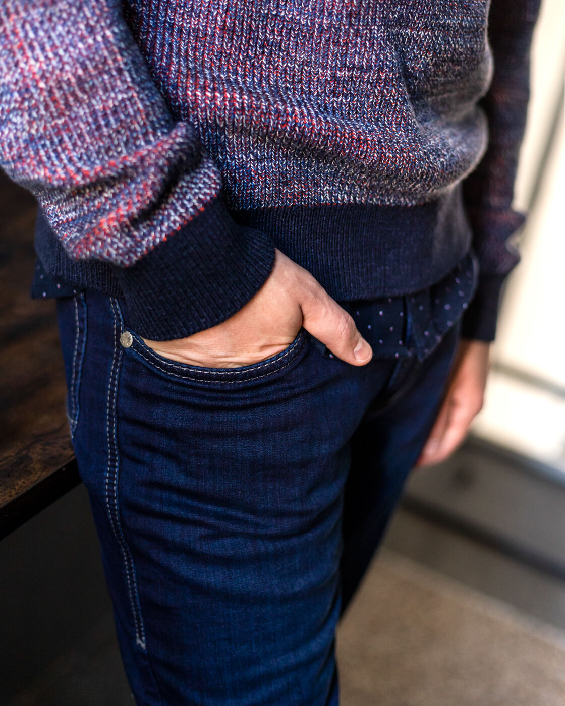 Detailbild einer dunkelblauen MAC Jeans