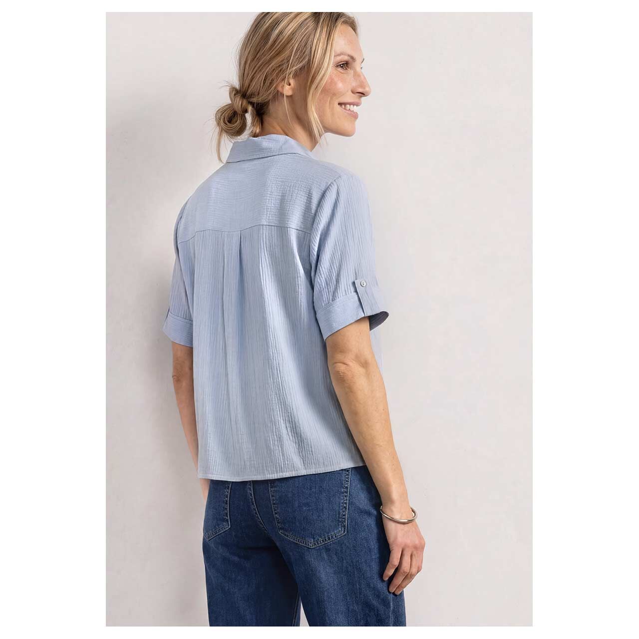 Damen Kurzarm Bluse Buttoned Shirtcollar von Street One in Hellblau, Rückansicht am Model