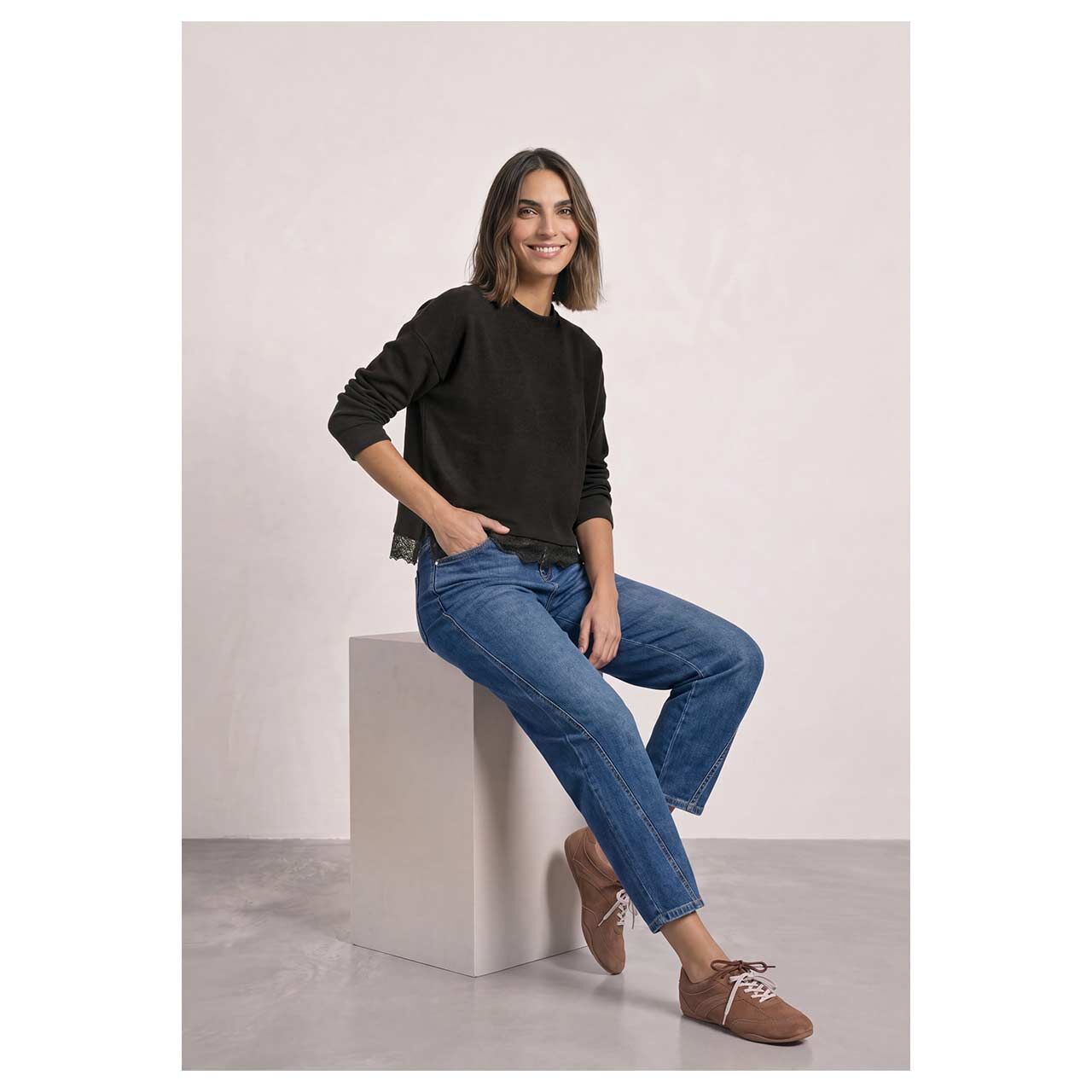 Damen Langarm Shirt Soft Lace Bottom von Street One in Dunkelbraun meliert, Ganzkörperansicht am Model