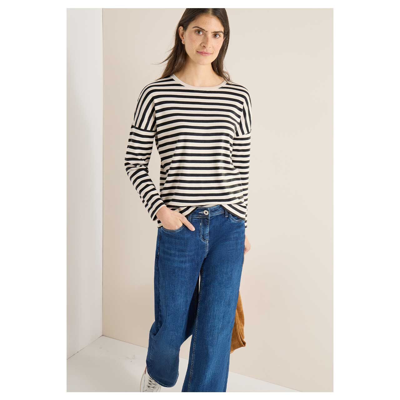 Langarm Shirt Full Needle Stripe von Cecil in Dunkelgrün gestreift, Ganzkörperansicht am Model