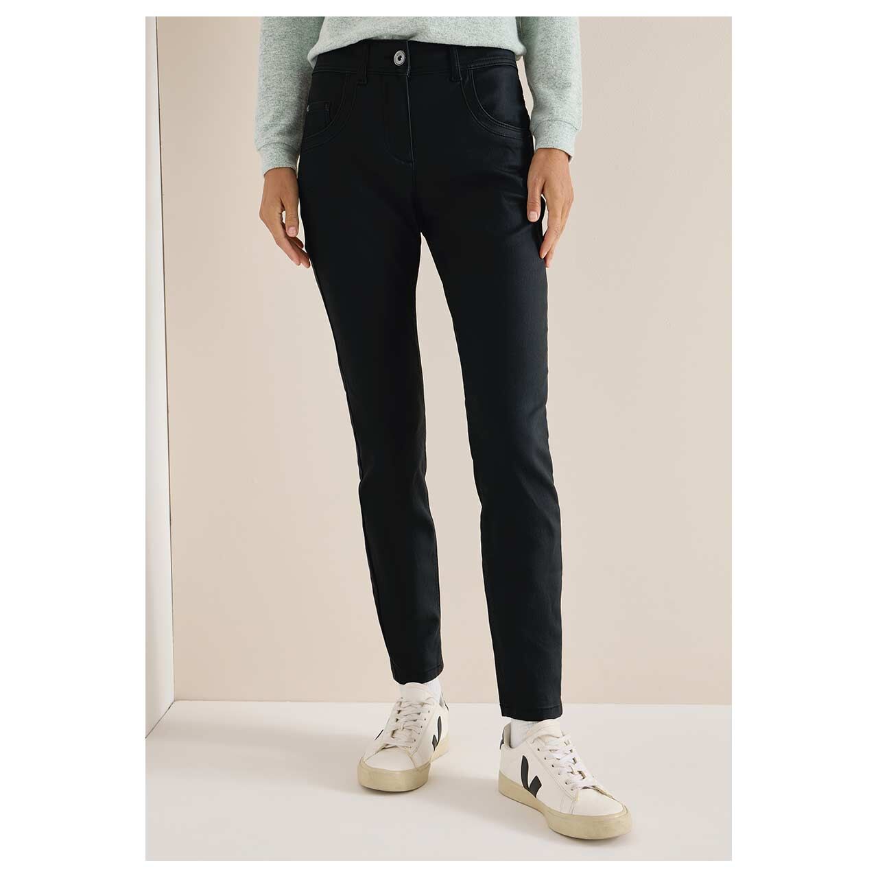 Damenjeans Toronto von Cecil in Schwarz beschichtet, Vorderansicht am Model