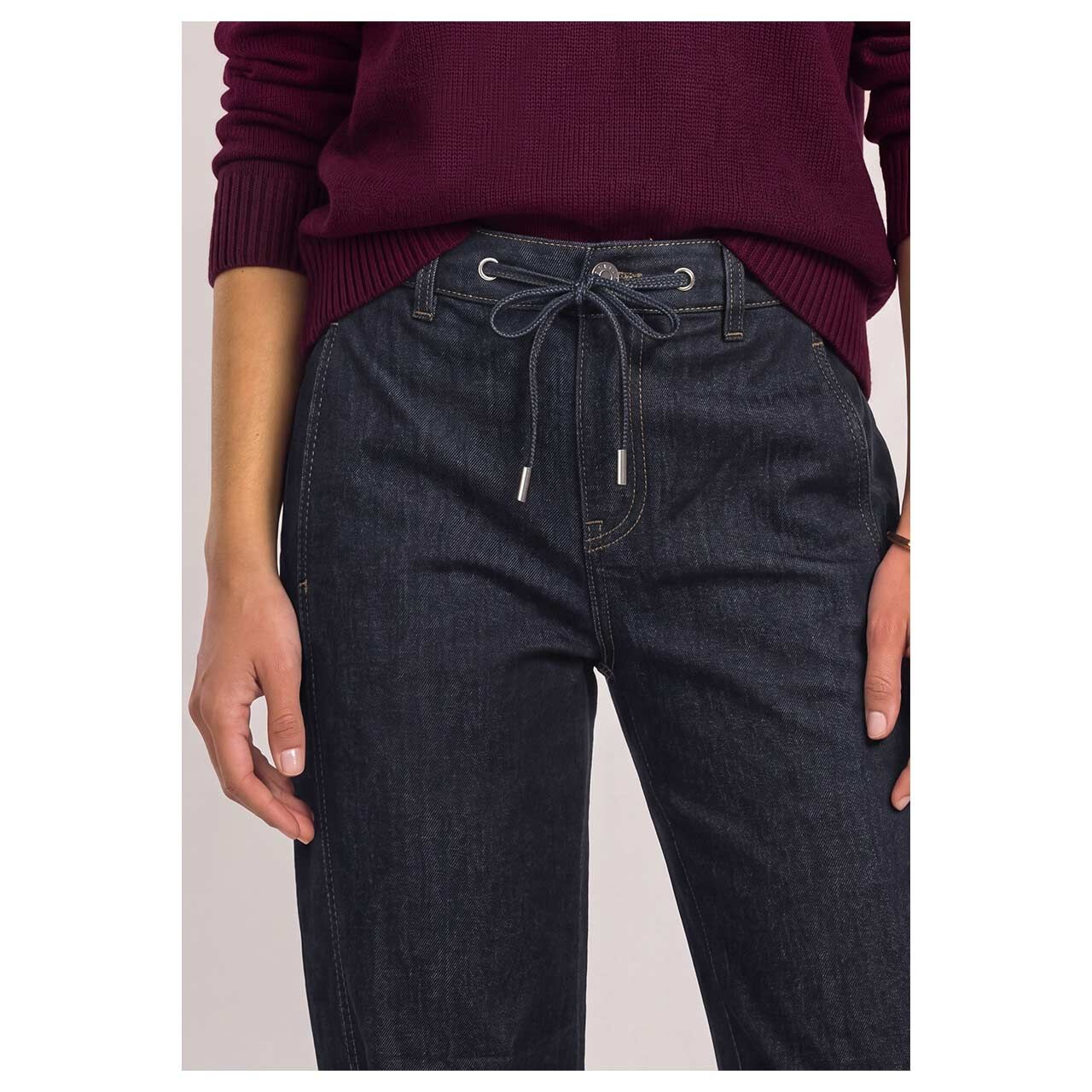 Damen Ankle Jeans Karlie Barrel von Street One in Dunkelblau, detaillierte Vorderansicht am Model