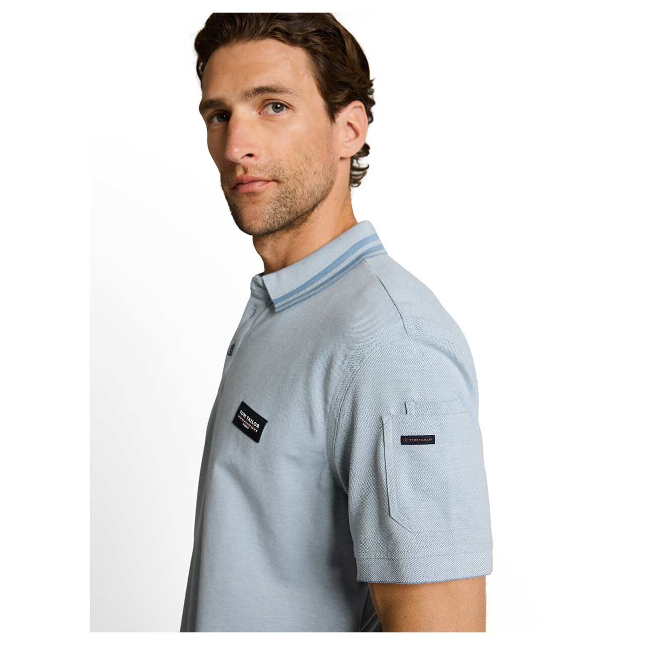 Herren Piqué Poloshirt von Tom Tailor in Hellblau meliert, detaillierte Vorderansicht am Model