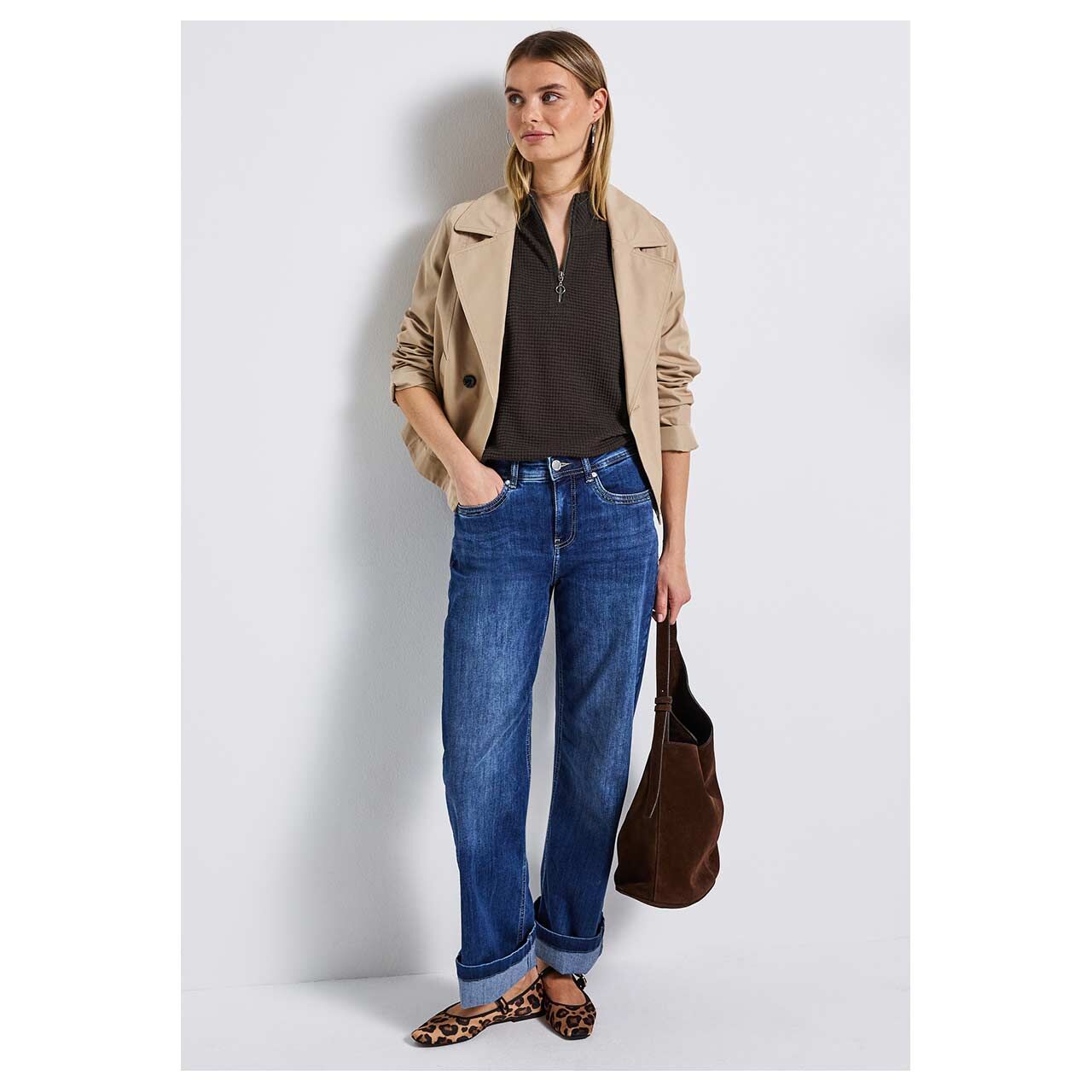 Damen Top Turtle Neck Zipper von Street One in Dunkelbraun, Ganzkörperansicht am Model