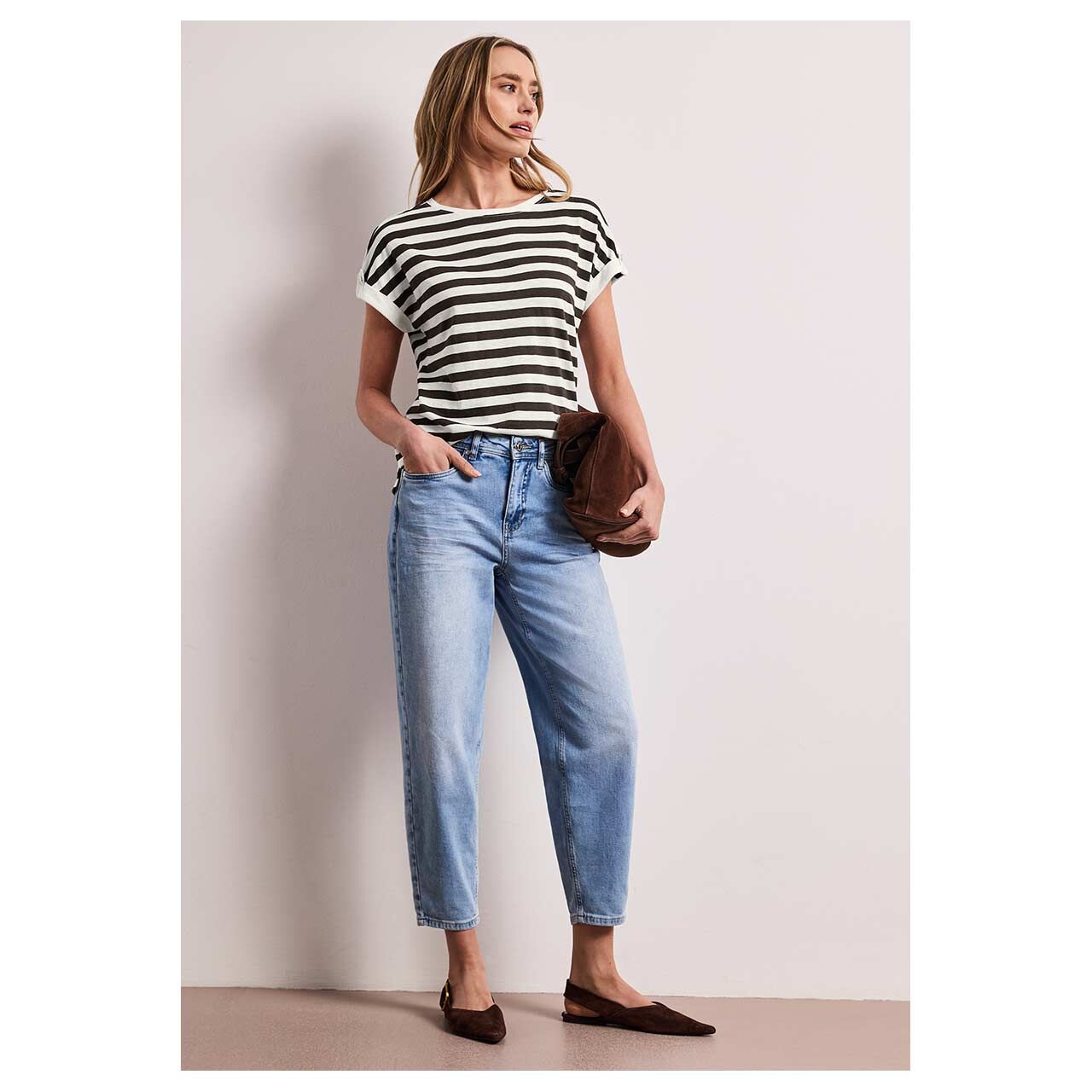 Damen T-Shirt Basic Deco Buttons von Street One in Dunkelbraun gestreift, Ganzkörperansicht Model vorne