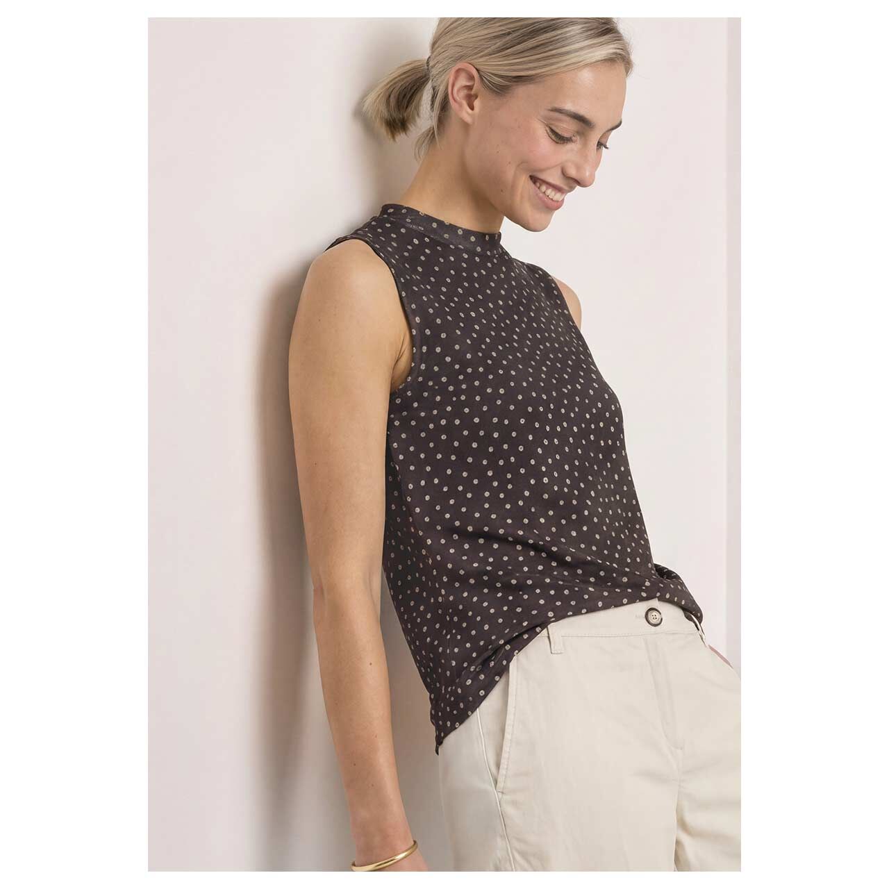Damen Top Printed Turtle Neck Mesh von Street One in Dunkelbraun mit Print, detaillierte Vorderansicht am Model