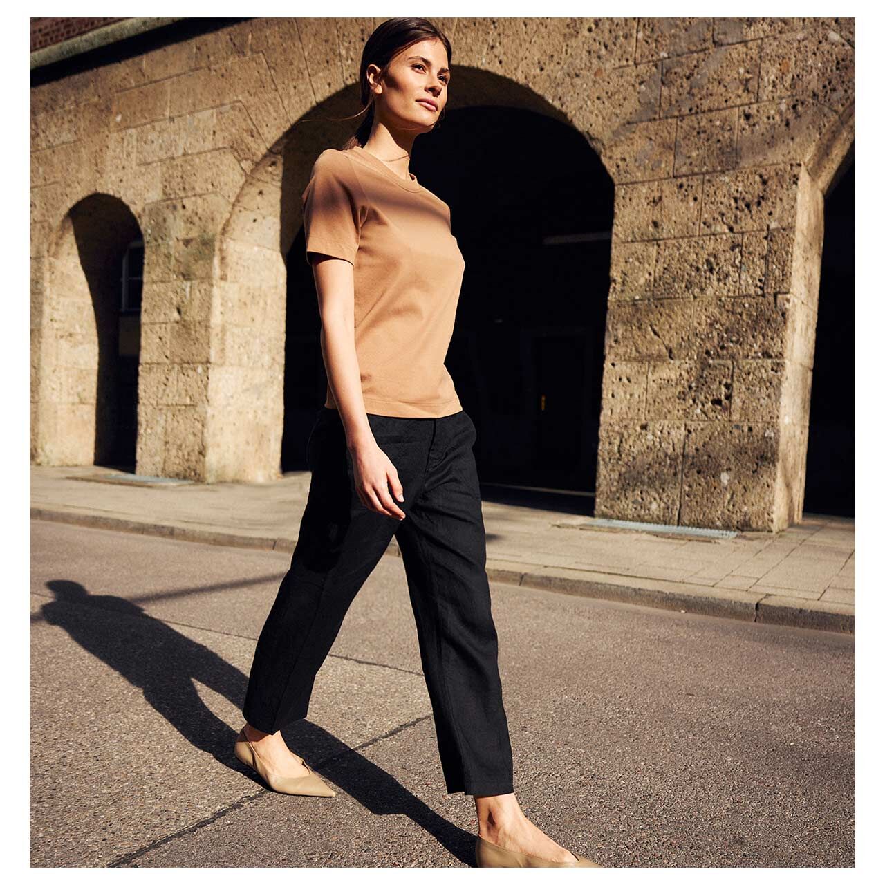 Damen 3/4 Leinenhose Nora von MAC in Schwarz, Ganzkörperansicht